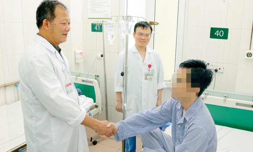Bác sĩ Dương Đức Hùng chúc mừng bệnh nhân đã thoát khỏi cửa tử. Ảnh: BVCC