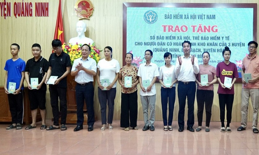 Tổng Giám đốc BHXH Việt Nam trao sổ BHXH, thẻ BHYT cho người dân có hoàn cảnh khó khăn tại Quảng Bình.
