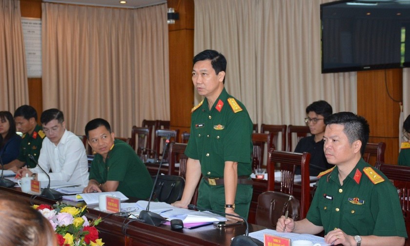 Đại tá Phạm Đức Hoài, Phó vụ trưởng Vụ Pháp chế Bộ Quốc phòng phát biểu tại buổi khảo sát. 