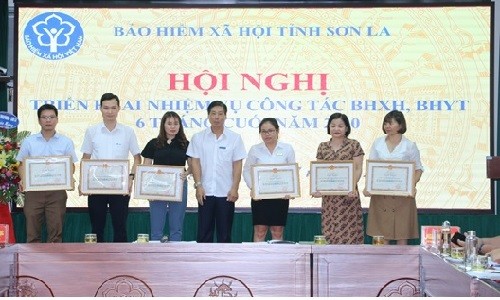 Trao bằng khen của Tổng Giám đốc BHXH Việt nam cho các tập thể có thành tích xuất sắc. 