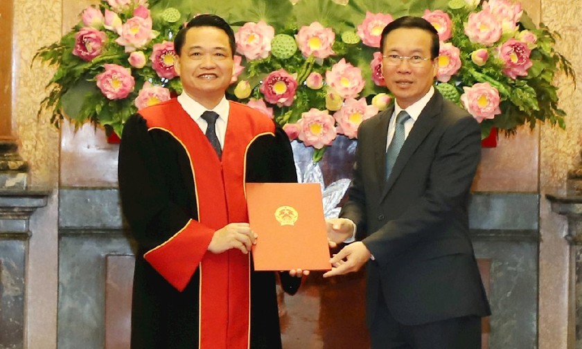 Chủ tịch nước Võ Văn Thưởng đã trao Quyết định bổ nhiệm Thẩm phán Tòa án nhân dân tối cao cho ông Nguyễn Hồng Nam. Ảnh: Mai Đỉnh