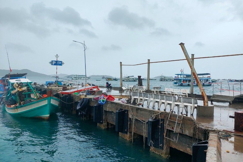 Cơn lốc lớn trưa 18/7 làm sập nhà chờ tại bến cảng cặp tàu cao tốc khiến 1 người tử vong, 3 người bị thương ở Kiên Giang. Ảnh: Dân Việt