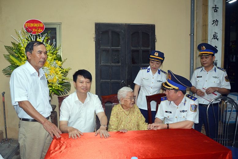 Trung tướng Bùi Quốc Oai thăm hỏi sức khoẻ Bà mẹ Việt Nam anh hùng Trần Thị Bệ. Ảnh: Mạnh Thường
