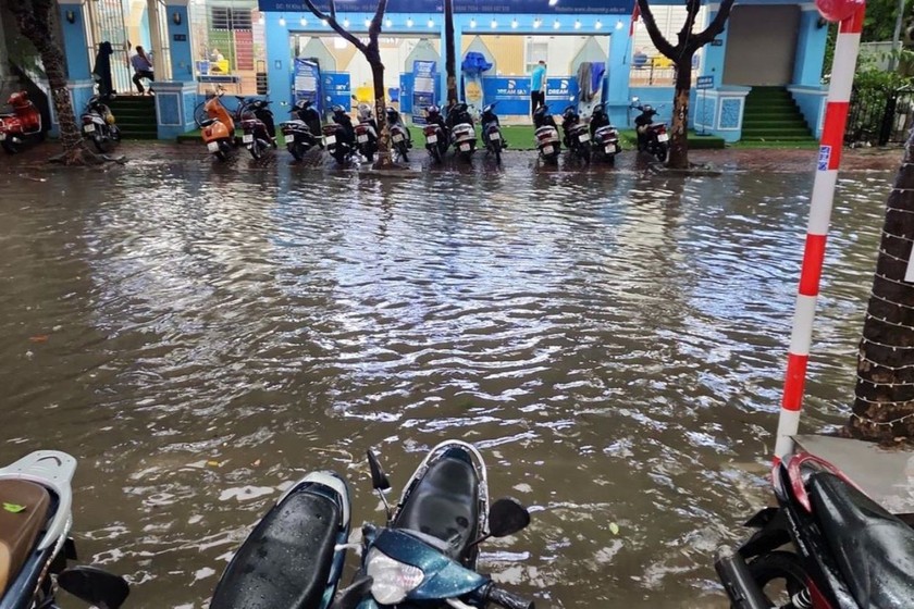 Phố Tô Hiệu (quận Hà Đông, TP Hà Nội) ngập trong cơn mưa chiều nay (31/7). Ảnh: Hoàng Nguyễn
