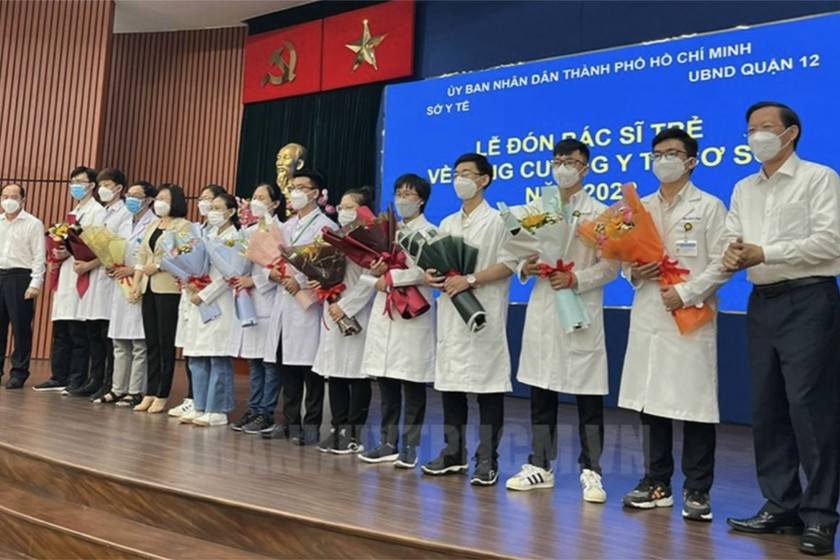 Chủ tịch UBNDTP Phan Văn Mãi chúc mừng các bác sĩ trẻ tham gia khoá đầu tiên của Chương trình thí điểm thực hành 18 tháng tại bệnh viện gắn liền với trạm y tế (ngày 27/2/2022). Ảnh: Sở Y tế TP HCM