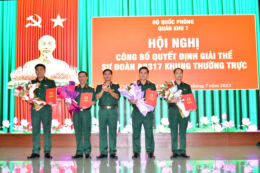Thiếu tướng Đặng Văn Hùng, Phó Tư lệnh Tham mưu trưởng Quân khu 7 trao quyết định cho các cán bộ.