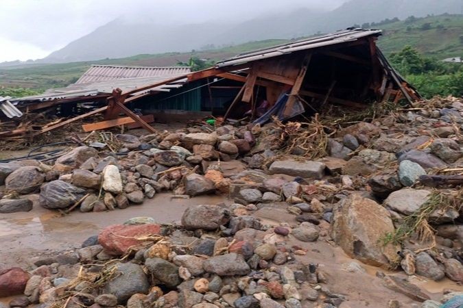 Mưa lũ gây sạt lở đất ở huyện Than Uyên, Lai Châu. Ảnh: Nhân dân