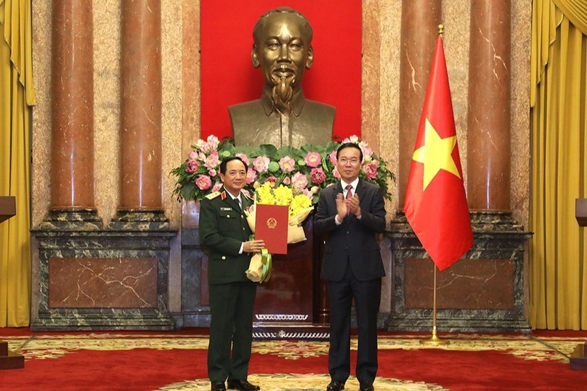 Chủ tịch nước Võ Văn Thưởng trao quyết định thăng quân hàm từ cấp Trung tướng lên cấp Thượng tướng đối với đồng chí Trịnh Văn Quyết.