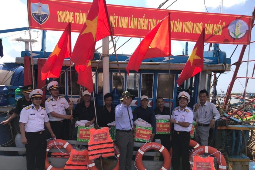 chương trình “Hải quân Việt Nam làm điểm tựa cho ngư dân vươn khơi, bám biển”.