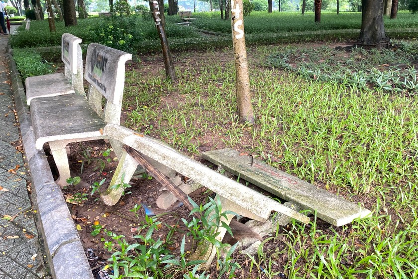 Ghế đá gãy đổ đã lâu không được thay mới ở vườn hoa Nguyễn Trãi. Ảnh: Ngọc Nga