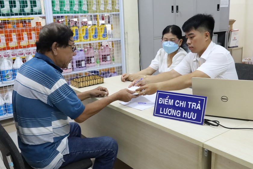 Chi trả lương hưu, trợ cấp BHXH cho người dân tại tỉnh Tây Ninh sáng 14/8.
