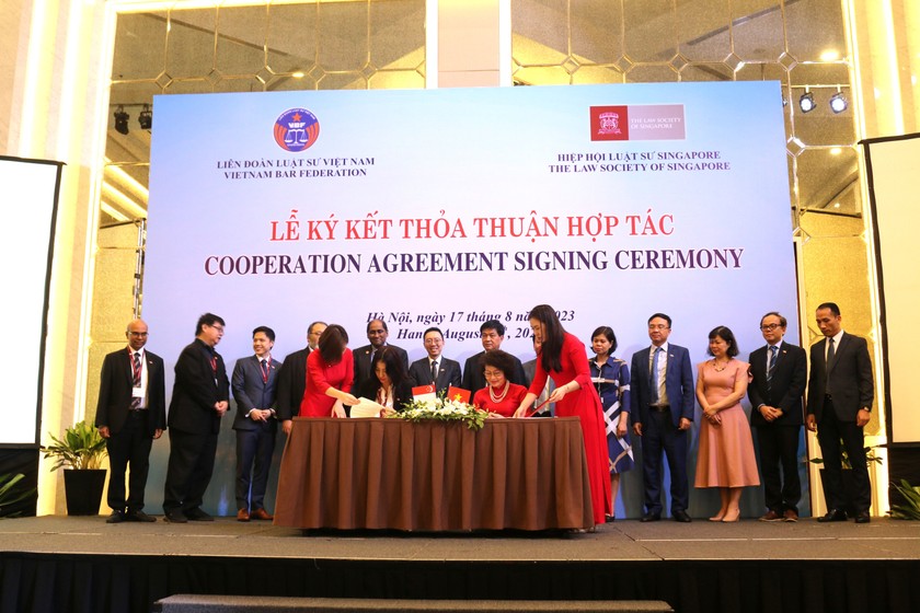  Lễ ký kết thỏa thuận hợp tác giữa Liên đoàn Luật sư Việt Nam và Hiệp hội Luật sư Singapore. Ảnh: Ngọc Nga