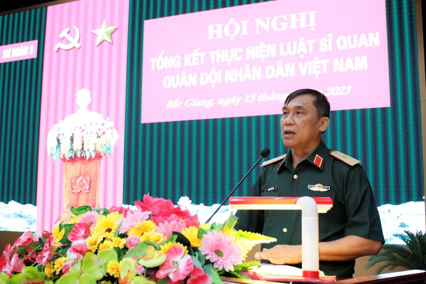 Thiếu tướng Hoàng Văn Hữu, Phó tư lệnh Quân khu phát biểu tại hội nghị.