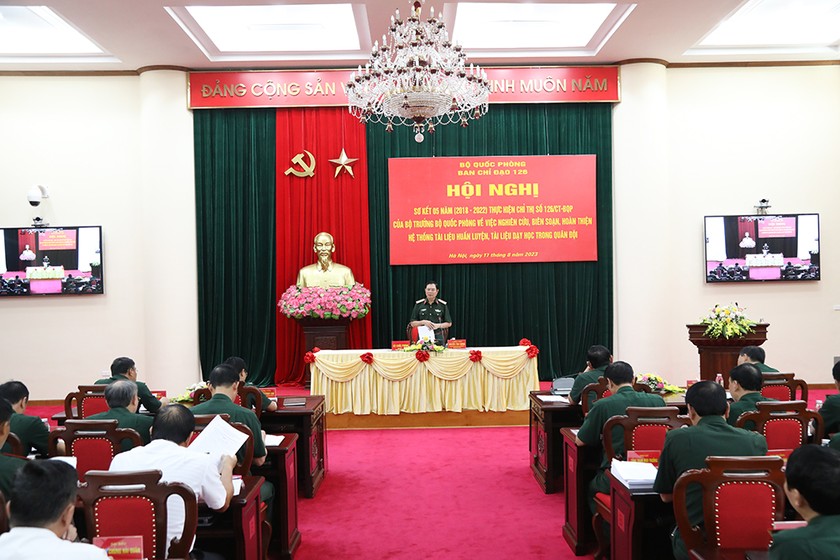 Thượng tướng Nguyễn Tân Cương chủ trì hội nghị.