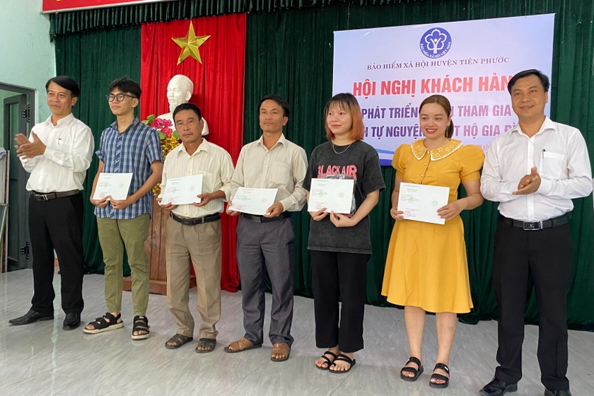 BHXH huyện Tiên Phước, tỉnh Quảng Nam trao sổ BHXH tự nguyện cho người dân, trong đó có em Nguyễn Đức Mạnh – sinh năm 2007.