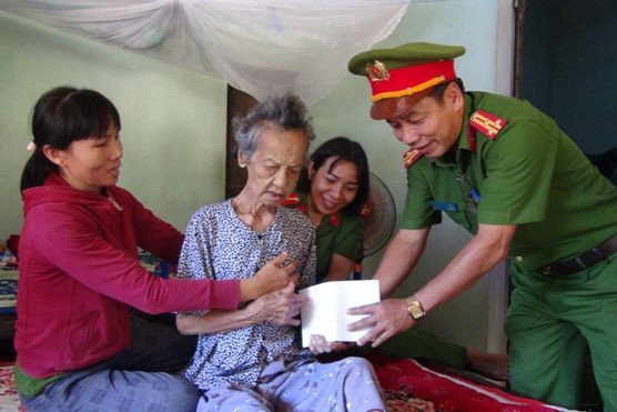 Cán bộ, chiến sĩ Công an Quảng Ngãi thường xuyên thăm hỏi, tặng quà cho các Mẹ Việt Nam anh hùng trên địa bàn. Ảnh: Công an nhân dân
