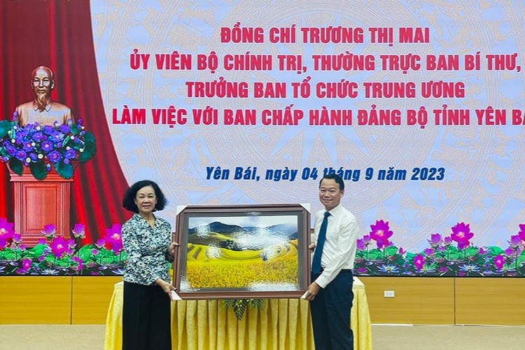 Đồng chí Trương Thị Mai trao tặng tranh Mùa vàng Mù Cang Chải cho Đoàn công tác.