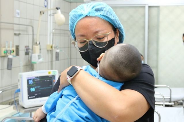 Bệnh nhi nhỏ tuổi nhất đang được chăm sóc tại Trung tâm Nhi khoa, Bệnh viện Bạch Mai. Ảnh: BVCC
