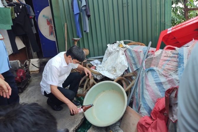 Phó Giám đốc Sở Y tế Hà Nội - Vũ Cao Cương kiểm tra công tác phòng chống sốt xuất huyết trên địa bàn quận Hai Bà Trưng. Ảnh: Sở Y tế Hà Nội