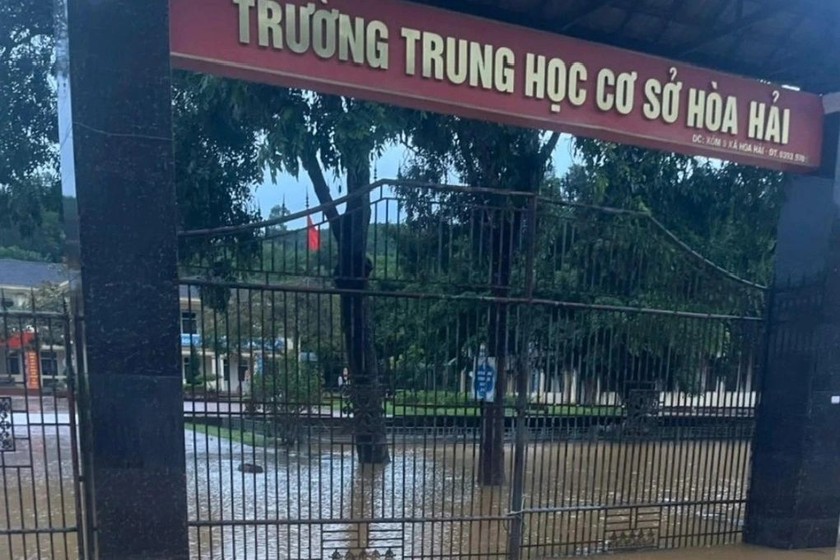 Nước lũ tràn vào một trường học tại huyện Hương Khê ngày 26/9. Ảnh: Văn Nguyễn.