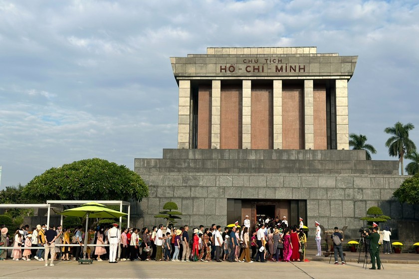 Người dân xếp hàng vào Lăng viếng Chủ tịch Hồ Chí Minh sáng 2/9/2023. Ảnh: Mỵ Châu - Minh Trang