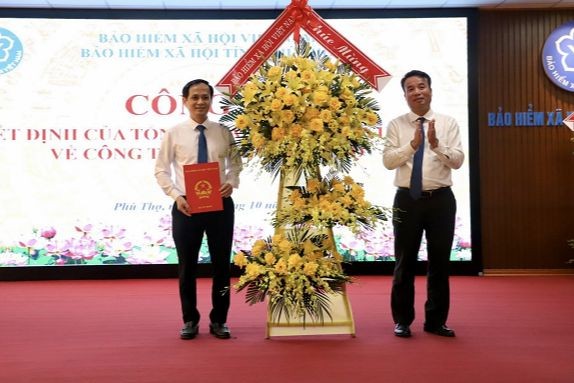 Tổng Giám đốc BHXH Việt Nam Nguyễn Thế Mạnh tặng hoa chúc mừng tân Giám đốc BHXH Phú Thọ Trần Xuân Long.