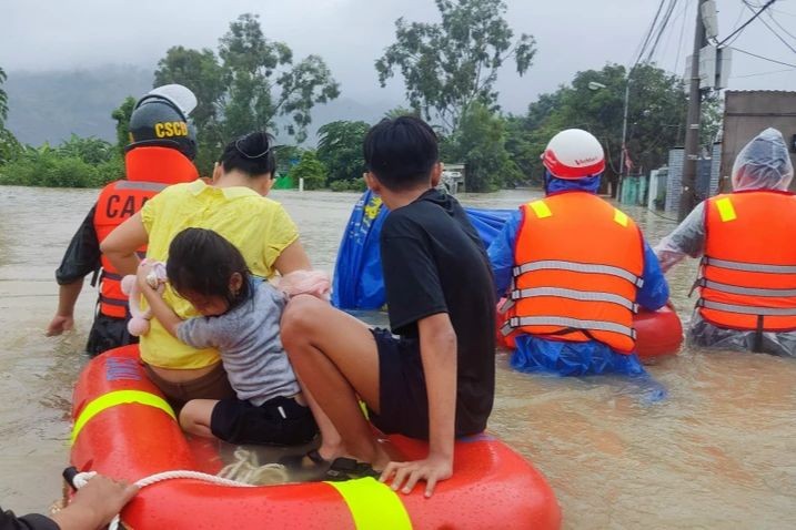 Lực lượng công an sơ tán các em nhỏ ở vùng ngập lụt tại Đà Nẵng đến nơi an toàn. Ảnh: CA