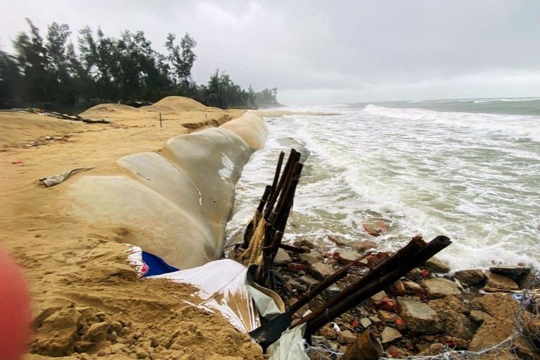 Mưa lớn kéo dài gây sạt lở hơn 1,5km bờ biển Quảng Nam. Ảnh: Vũ Vân Anh - Công Huy