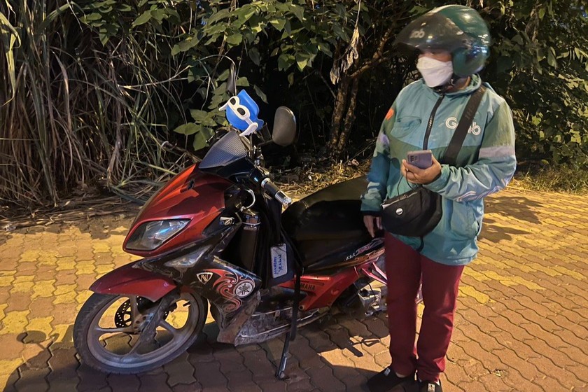 Chị Nguyễn Thị Phúc bên chiếc xe rong ruổi khắp các con phố ở Hà Nội.