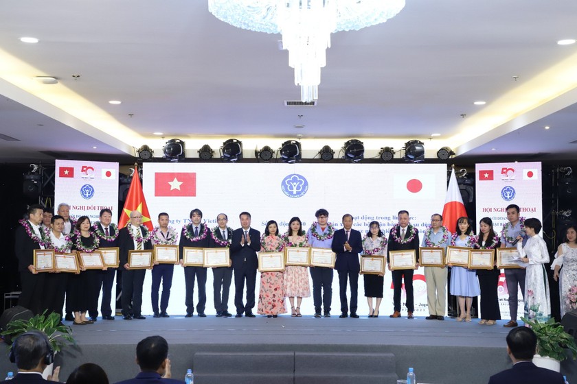Tổng Giám đốc BHXH Việt Nam và đại diện lãnh đạo Bộ, ngành liên quan đã trao bằng khen cho 20 doanh nghiệp FDI Nhật Bản tiêu biểu.