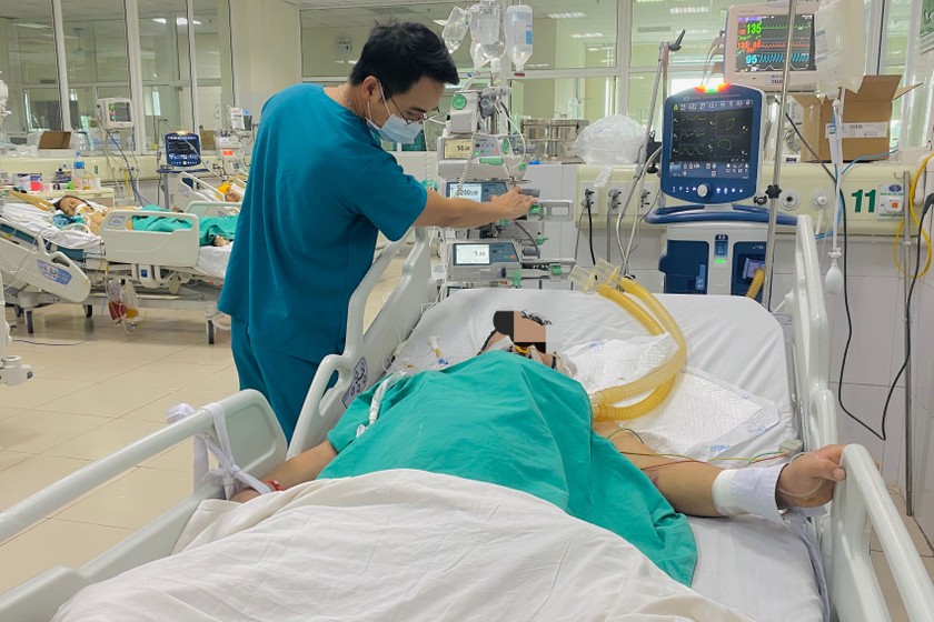 Bác sĩ Phạm Văn Phúc, Phó Trưởng Khoa Hồi sức Tích cực, Bệnh viện Bệnh Nhiệt đới Trung ương đang kiểm tra tình trạng cho bệnh nhân. Ảnh: Ngọc Nga