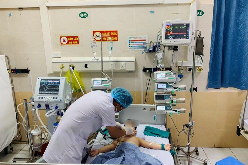 Bệnh nhi được điều trị tại Bệnh viện Đa khoa Đức Giang (Hà Nội). Ảnh: BVCC