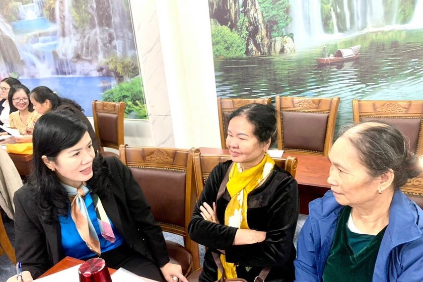 Cán bộ BHXH tỉnh Lai Châu giải đáp thắc mắc của người dân.