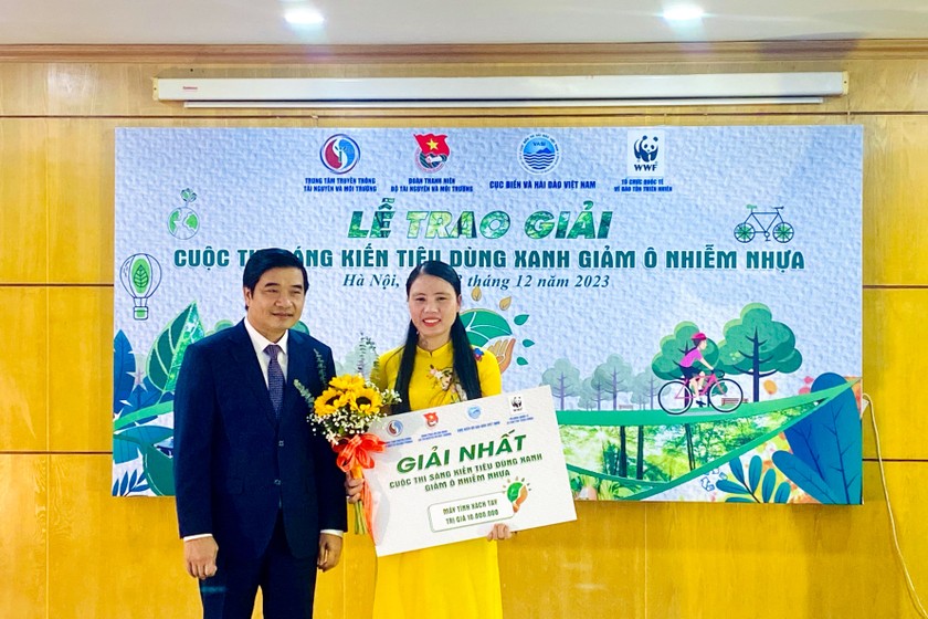Ông Nguyễn Đức Toàn – Cục trưởng Cục Biển và Hải đảo Việt Nam, Giám đốc Ban Quản lý Dự án Giảm thiểu rác thải nhựa đại dương tại Việt Nam trao giải nhất của cuộc thi. Ảnh: Ngọc Nga