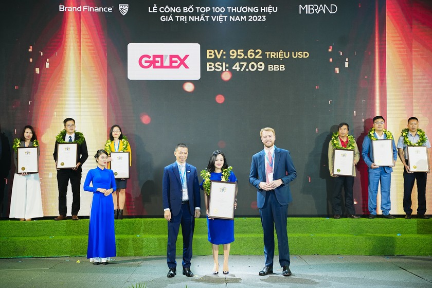 Bà Nguyễn Hồng Nhung - Giám đốc Truyền thông Tập đoàn GELEX nhận chứng nhận tại Lễ công bố.