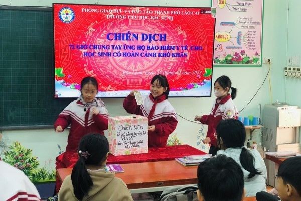 Các em học sinh Trường Tiểu học Bắc Lệnh, TP Lào Cai ủng hộ tặng thẻ.