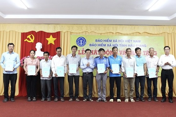 BHXH tỉnh Hậu Giang trao tặng sổ BHXH, thẻ BHYT cho người có hoàn cảnh khó khăn năm 2023.