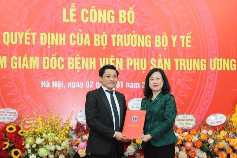 Bộ trưởng Y tế Đào Hồng Lan trao quyết định cho Tân Giám đốc Bệnh viện Phụ sản Trung ương. Ảnh: Trần Minh

