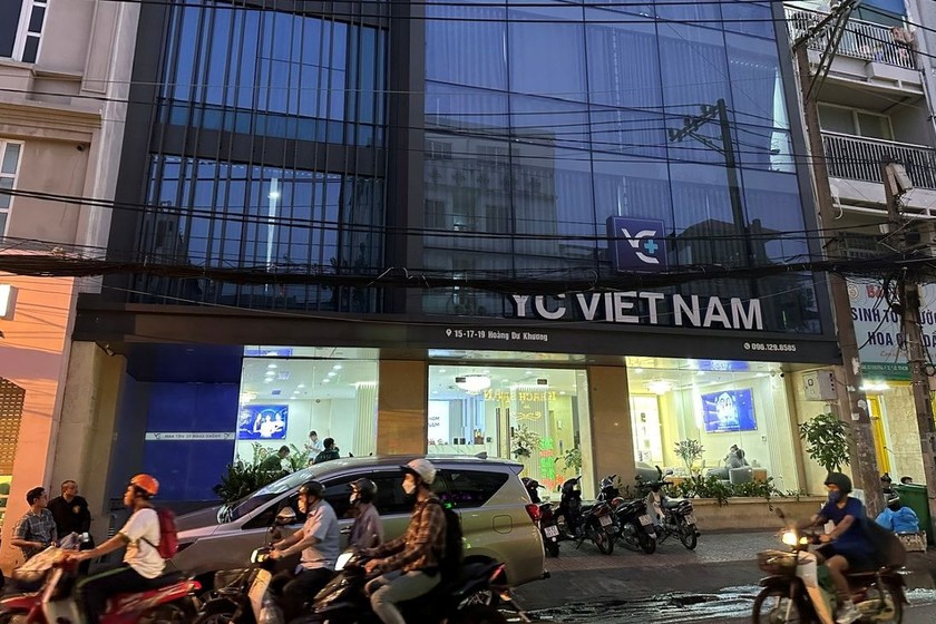 Đoàn kiểm tra đang kiểm tra đột xuất Công ty TNHH YC Beauty và Hộ Kinh doanh YC Việt Nam tại địa chỉ 15-17-19 Hoàng Dư Khương, phường 12, quận 10, TP HCM vào tối ngày 9/1/2024. Ảnh: Sở Y tế TP HCM

