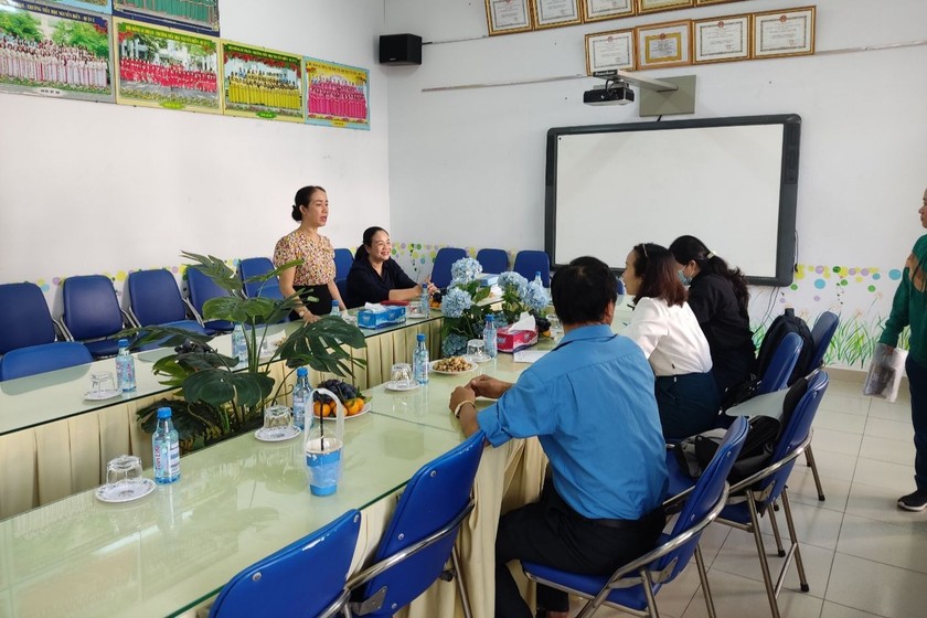 Đoàn giám sát HCDC làm việc tại trường tiểu học Nguyễn Hiền ngày 17/1. Ảnh: HCDC.