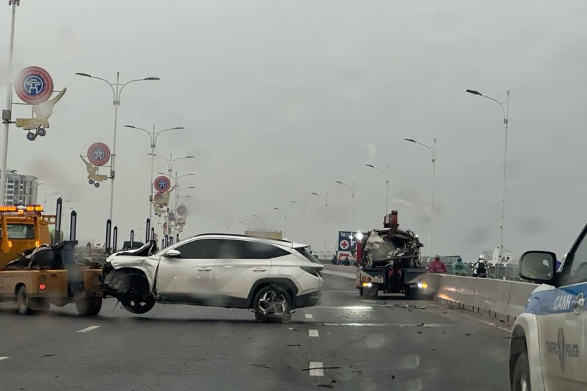 Vụ tai nạn trên cầu Vĩnh Tuy sáng nay (23/1). Ảnh: Công an cung cấp