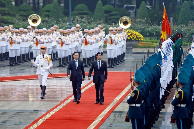 Chủ tịch nước Võ Văn Thưởng và Tổng thống Philippines Ferdinand Romualdez Marcos Jr. duyệt Đội danh dự QĐND Việt Nam - Ảnh: VGP/Nhật Bắc