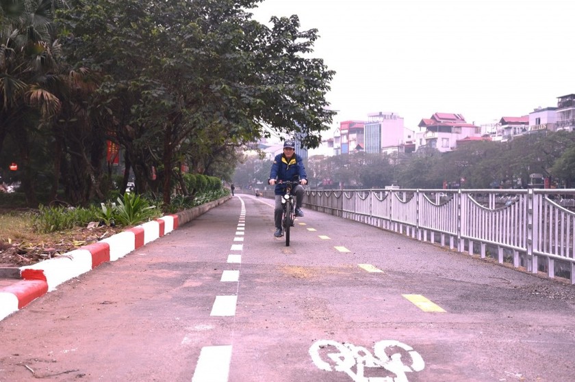 Đây là tuyến đường ưu tiên cho xe đạp đầu tiên ở Hà Nội. 