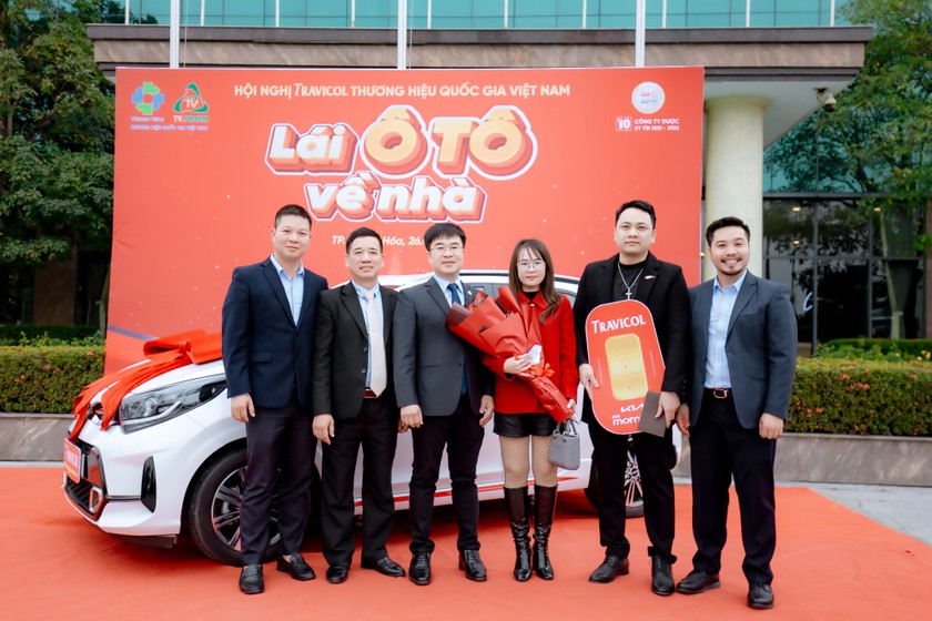 Ban lãnh đạo TV.PHARM trao ô tô trúng thưởng cho khách hàng tại khu vực Miền Bắc