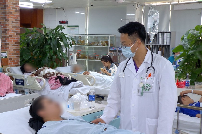 Bệnh nhân bị ngộ độc rượu nằm điều trị tại Trung tâm Chống độc, Bệnh viện Bạch Mai.