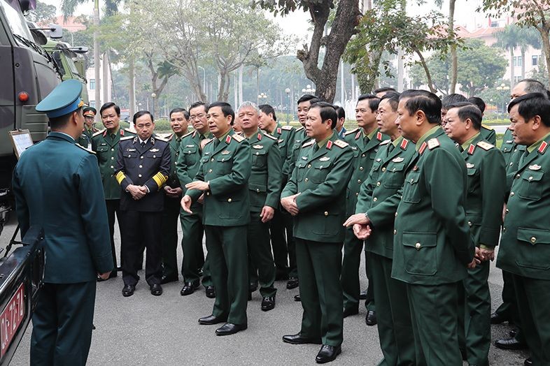 Đại tướng Phan Văn Giang cùng các đại biểu thăm quan khu trưng bày trang thiết bị kỹ thuật tại Hội nghị quân chính toàn quân năm 2023. Ảnh: Mạnh Hùng