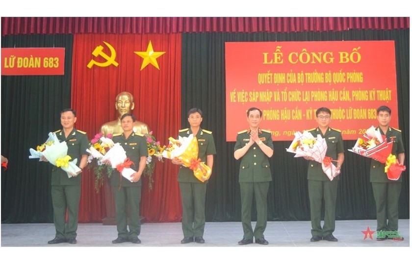 Thiếu tướng Nguyễn Đức Tùng, Cục trưởng Cục Vận tải chúc mừng Ban chấp hành Chi bộ phòng Hậu cần – Kỹ thuật.