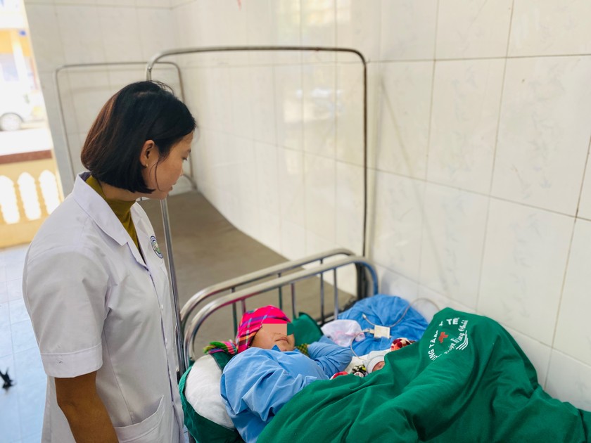 Một sản phụ sinh non, đến Trung tâm Y tế kịp thời đã được các bác sĩ mổ chỉ định. May mắn, cả 2 mẹ con sức khỏe đều ổn định. Ảnh: Ngọc Nga