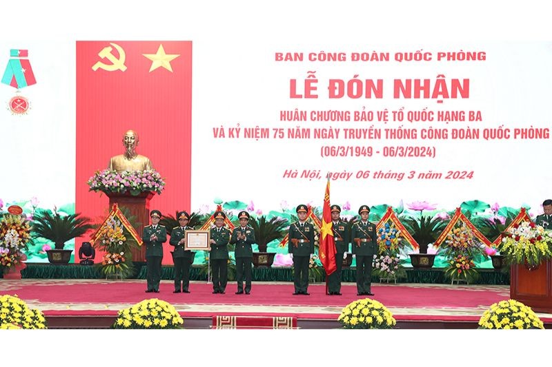 Đại tướng Phan Văn Giang trao Huân chương Bảo vệ Tổ quốc hạng Ba tặng Ban Công đoàn Quốc phòng. Ảnh: Mạnh Hùng