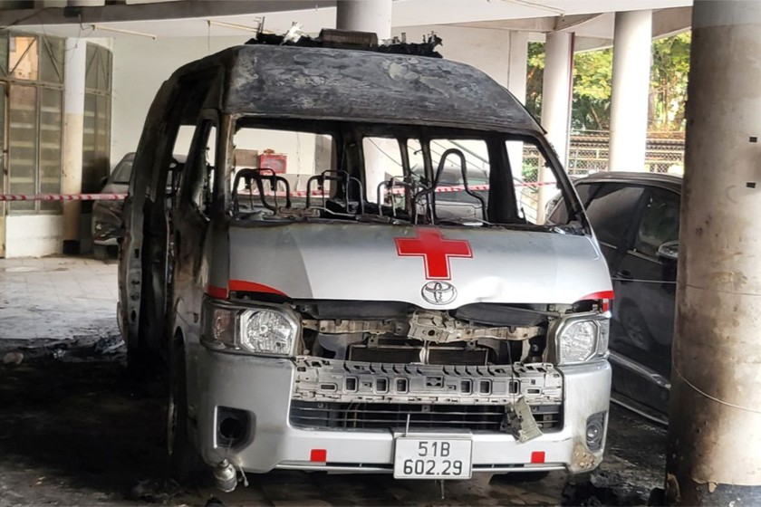 Hình ảnh của “xe cứu thương” mang BKS 51B-602.29 sau khi bốc cháy trong bãi xe. Ảnh: Sở Y tế TP HCM